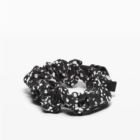 🆕⭐️ Lululemon Uplifting Scrunchie Reflective Crinkle Dust Alpine White - Picture 6 of 6
